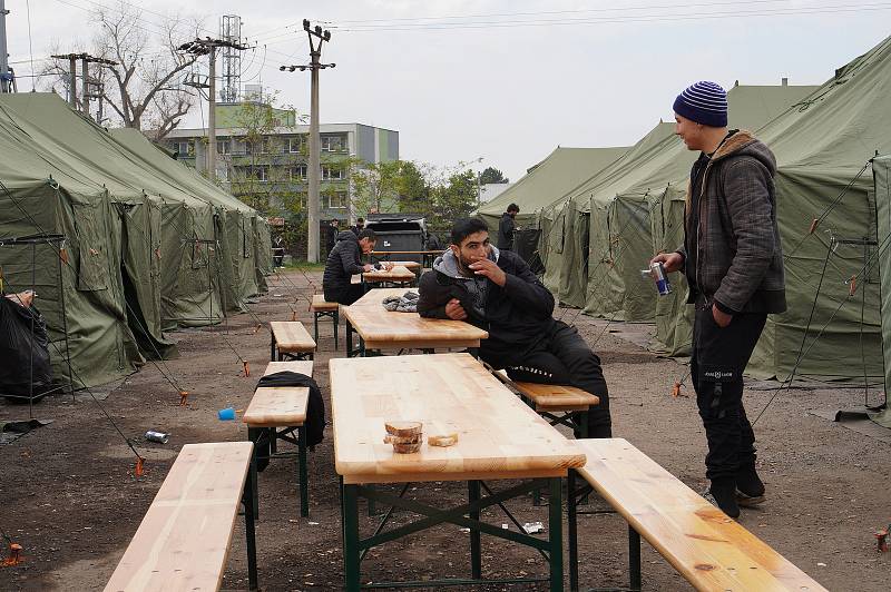 Stanový tábor pro migranty ve slovenských Kútech, nedaleko českých hranic. Je pro běžence zastávkou na cestě do Německa. Má kapacitu dvě stě lidí