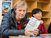 AUTOR KNIHY ROKU. Martin Reiner při autogramiádě svého románu na loňském knižním veletrhu v Havlíčkově Brodě.
