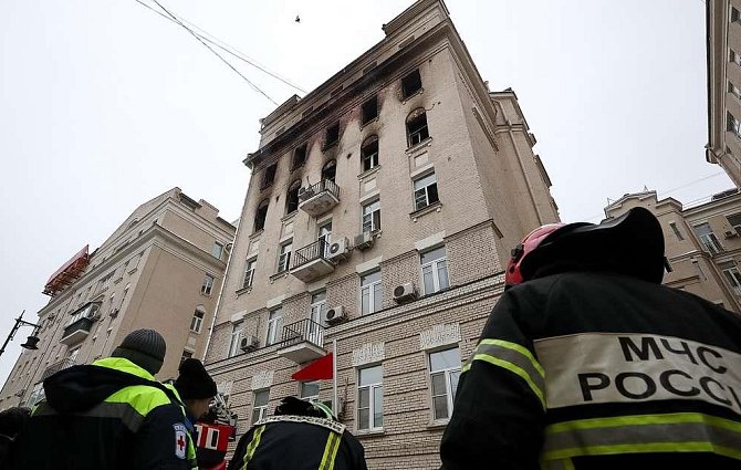 Historická budova v Moskvě, kterou zachvátily plameny