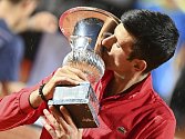 Srbský tenista Novak Djokovič líbá pohár po vítězství na turnaji v Římě.