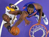 Kobe Bryant z Los Angeles Lakers v podkošovém souboji s Jasonem Maxiellem z Detroitu.