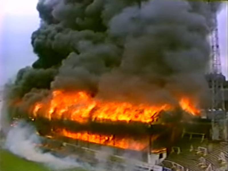 Během fotbalového zápasu mezi týmy Bradfordu a Lincolnu zachvátil 11. května 1985 fotbalovou tribunu ničivý požár
