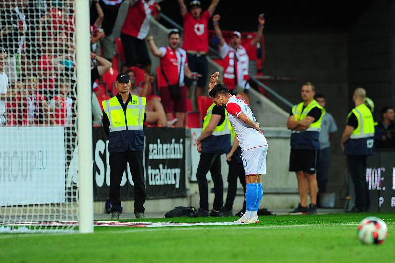 Fotbalové utkání Fortuna ligy mezi celky SK Slavia Praha  a MFK Karviná 28. července v Praze. Mihail Alexandru Baluta a děkuje fanouškům.