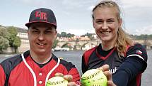 TK softballu o kvalifikaci na OH v Tokiu a MS v Praze na Střeleckém Ostrově. Na snímku David Mertl a Veronika Pecková.