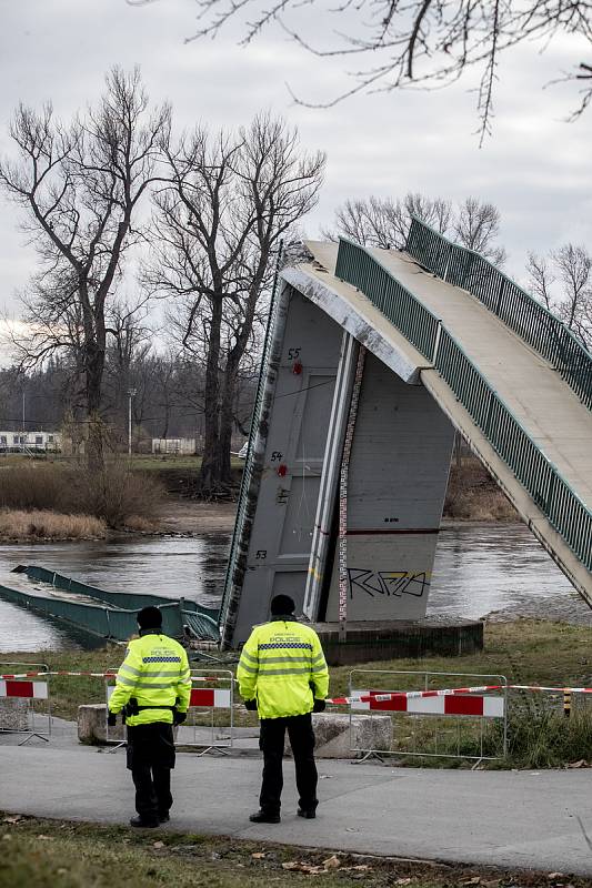 U Trojského zámku v Praze se 2. prosince odpoledne zřítila do Vltavy betonová lávka pro pěší. Podle informací záchranářů se při pádu zranili čtyři lidé. Snímek je ze 3. prosince.