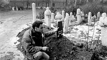 Sarajevo, zima 1992-1993. Nizozemský novinář Robert Dulmers u hrobu bosenského místopředsedy vlády Hakiji Turajliće v mešitě Ali Pasha v centru Sarajeva