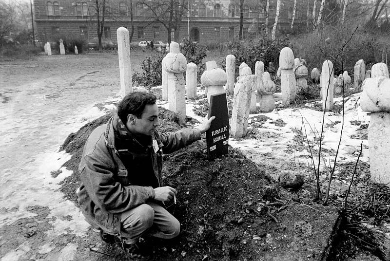 Sarajevo, zima 1992-1993. Nizozemský novinář Robert Dulmers u hrobu bosenského místopředsedy vlády Hakiji Turajliće v mešitě Ali Pasha v centru Sarajeva