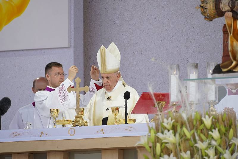 Papež František sloužící bohoslužbu ve slovenském Šaštíně. Dorazilo téměř padesát tisíc věřících a poutníků. Na pódiu je velký kříž, jehož srdce tvoří dřevo z trámů tornádem poškozeného kostela v Moravské Nové Vsi.