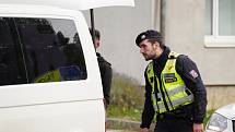 Obnovené kontroly na hranicích se Slovenskem. Policisté prohlížejí osobní a nákladní auta kvůli nelegálním migrantům, 5. října 2022