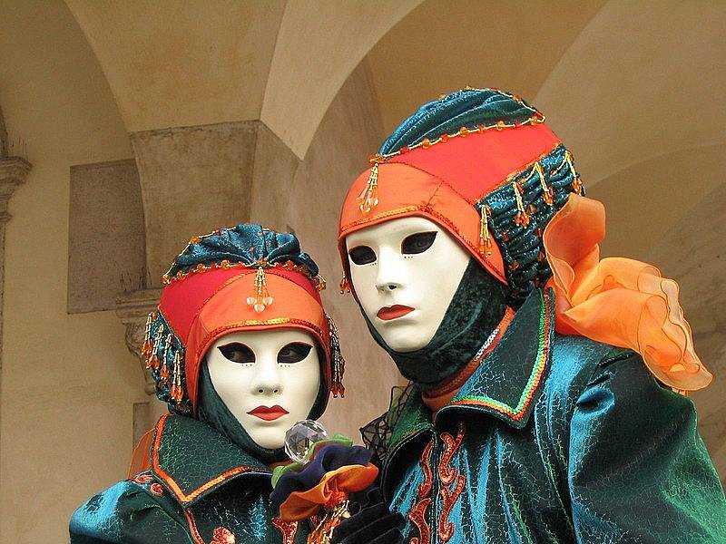 V době karnevalu v Benátkách lidé v ulicích a na náměstí svatého Marka potkají krásné masky. Pod nimi se skrývají nejen Benátčané, ale také umělci z celého světa