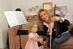 Už i malá Victorie se učí na housle. 