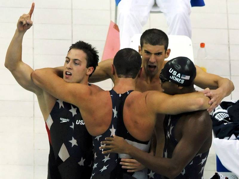 Americká štafeta vyhrála závod na 4*100 m volný způsob. Zleva Weber-Gale, zády Lezak, Phelps a Jones.