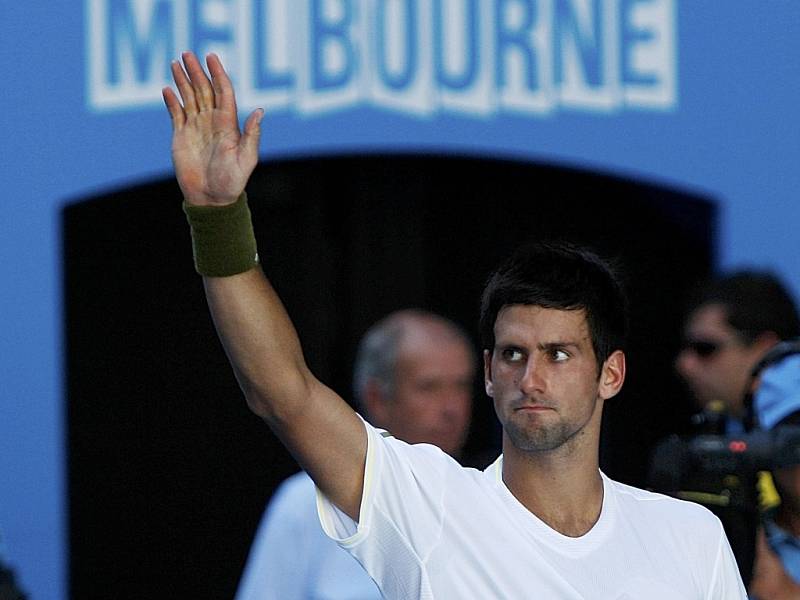 Srbský tenista Novak Djokovič se loučí s publikem po skrečovaném čtvrtfinále Australian Open.