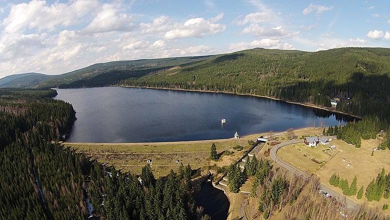 Přehrada Souš. Toto vodní dílo bylo postaveno na řece Černé Desné současně s přehradou Desná, která se o rok později protrhla.