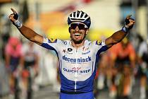 Francouzský cyklista Julian Alaphilippe v cíli druhé etapy Tour de France