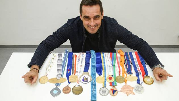 Bývalý světový rekordman v desetiboji Roman Šebrle vypsal odměnu 100 tisíc korun pro nálezce své zlaté medaile z olympijských her 2004 v Aténách, která se mu v květnu 2016 ztratila.
