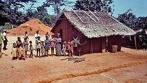 Obyvatelé místní africké komunity, ošetřovaní zástupci CDC během prvního rozsáhlejšího výskytu eboly v roce 1976