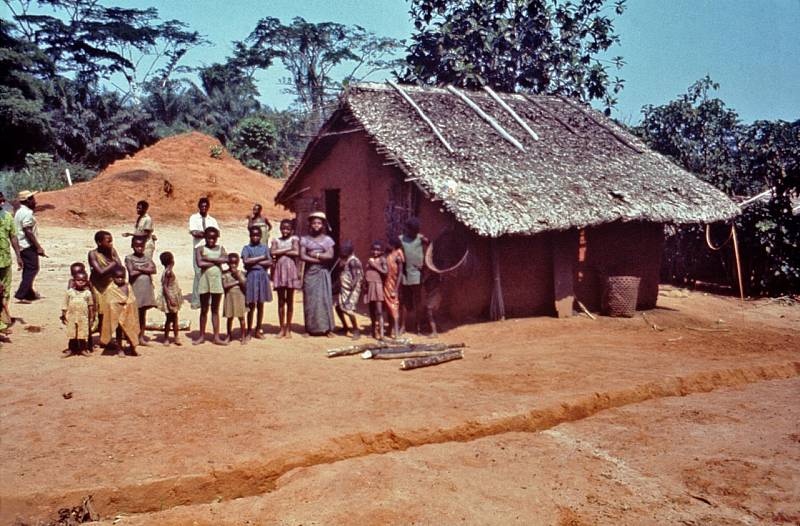 Obyvatelé místní africké komunity, ošetřovaní zástupci CDC během prvního rozsáhlejšího výskytu eboly v roce 1976