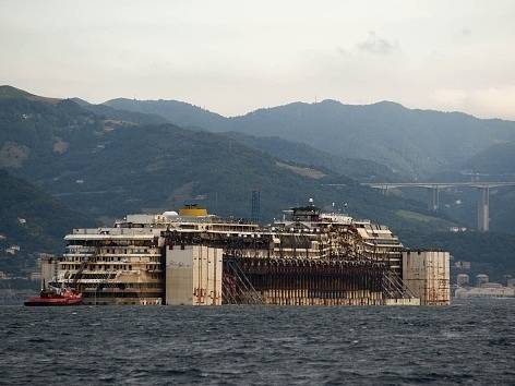 Costa Concordia vplouvá do přístavu v Janově k sešrotování.