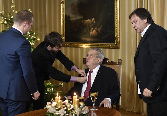 Příprava prezidenta Miloše Zemana na natáčení vánočního poselství