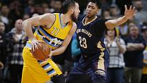 Anthony Davis z New Orleans (vpravo) a Joffrey Lauvergne z Denveru.