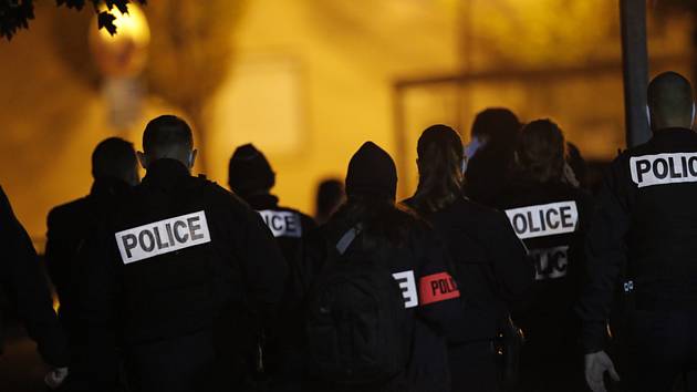Policisté na místě teroristického útoku v Paříži