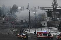 Zasah hasičů a záchranářů v Kyjevě po ruském ostřelování ukrajinské metropole, 23. listopadu 2022