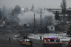 Zasah hasičů a záchranářů v Kyjevě po ruském ostřelování ukrajinské metropole, 23. listopadu 2022