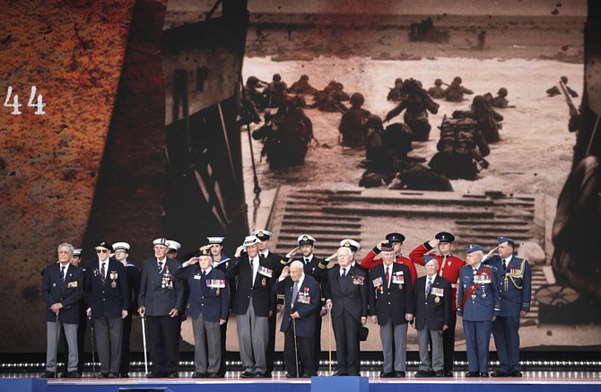 Váleční hrdinové na pódiu během oslav 75. výročí spojeneckého vylodění v Normandii