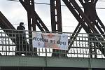 V ulicích Prahy se objevují transparenty vyzývající k solidaritě s lidmi, kteří kvůli epidemii koronaviru nemají na nájem. Na snímku z 31. března 2020 je transparent na železničním mostě pod Vyšehradem