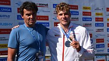 Radost z evropského stříbra v podání závodníka Lukáše Rohana (25 let) a jeho otce Jiřího Rohana (55 let).