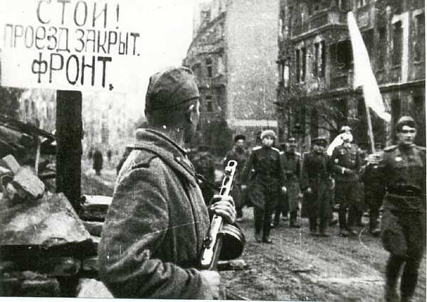 Němečtí parlamentáři přicházejí jednat o kapitulaci, 6. května 1945