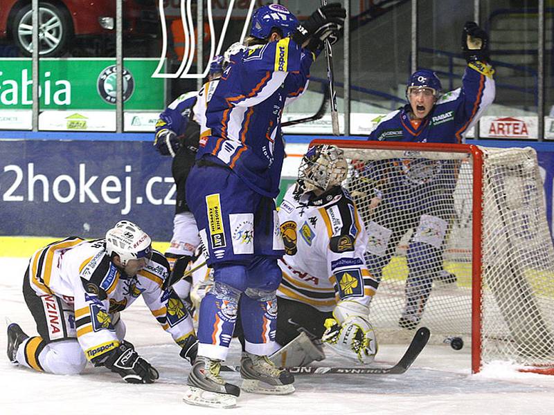 V předehrávce 39. kola O2 extraligy ledního hokeje lídr tabulky potvrdil, že není v optimální formě. Kladno porazilo Litvínov 3:0.