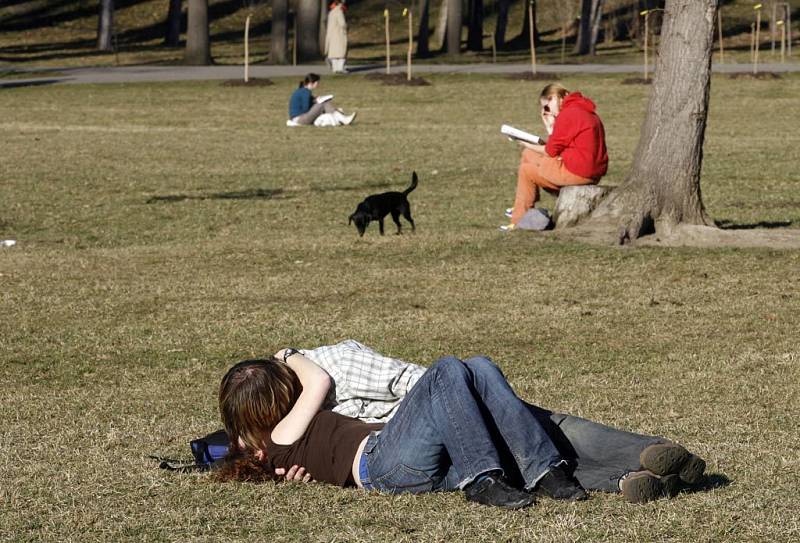 V pražském Klementinu padl 24. února 2008 teplotní rekord. Naměřili zde 16,7 stupňů. Teplé slunečné počasí přilákalo do holešovické Stromovky stovky Pražanů.