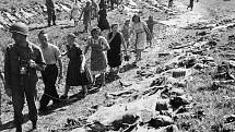 Němečtí civilisté jsou přiváděni k tělům obětí, zabitých ve vesnici Namering strážemi SS během pochodu smrti z koncentračních táborů Buchenwald a Flossenburg