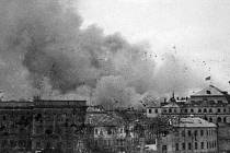 Pohled na varšavské ghetto během povstání v roce 1943. V bojích zahynulo přes 6000 Židů, dalších 50000 Němci zabili po potlačení povstání.