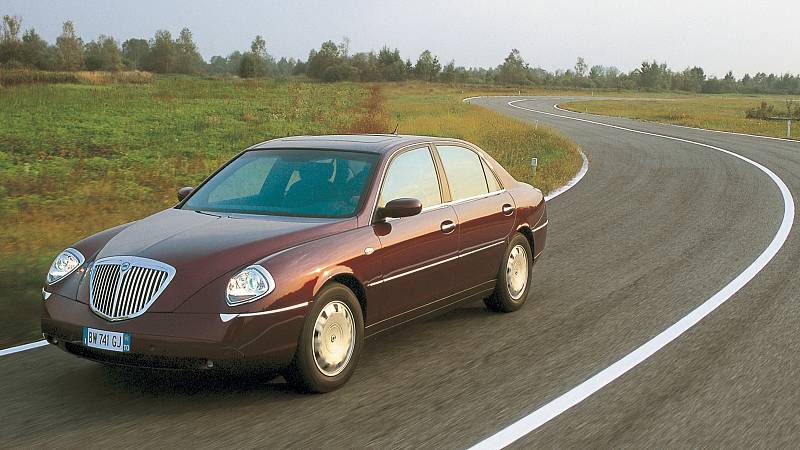 Lancia Thesis (2003). Motor: 2.4 JTD (110 kW), najeto: 232 000 km. Cena: 59 000 Kč.