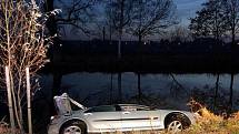 Do slepého ramene Labe u Lohenic na Přeloučsku sjel v sobotu 19. listopadu 2011 ze silnice osobní vůz. Za jeho volantem seděl 22 letý mladík z Přelouče. Z vozidla už jej přivolaní hasiči vyprostili mrtvého.