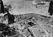 Otevřený masový hrob v táboře smrti Treblinka. Německá fotografie z roku 1943
