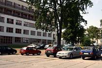 Dívenka zůstala zamčená v autě na parkovišti Klaudiánovy nemocnice v Mladé Boleslavi.