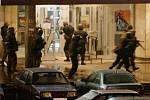 Ruské speciální jednotky se chystají vzít útokem divadlo Dubrovka v Moskvě, v němž čečenští ozbrojenci zadržovali v říjnu 2002 rukojmí