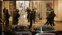 Ruské speciální jednotky se chystají vzít útokem divadlo Dubrovka v Moskvě, v němž čečenští ozbrojenci zadržovali v říjnu 2002 rukojmí
