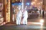 Policejní pyrotechnici zajišťují stopy v telefonní budce na Karlově náměstí v Praze, kde se 29. prosince odpoledne lehce zranila šestnáctiletá dívka, nejspíš následkem výbuchu zábavní pyrotechniky.
