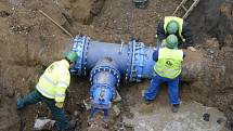 Dělníci pracující na rekonstrukci vodovodního potrubí