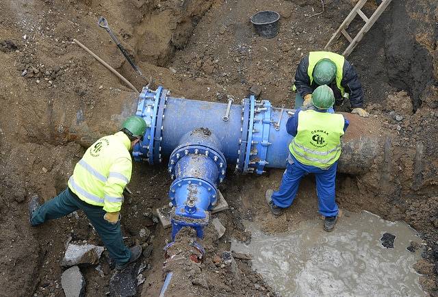 Dělníci pracující na rekonstrukci vodovodního potrubí