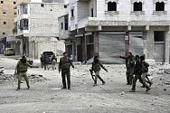 Syrští vojáci na ulici východní části města Halab. Ilustrační foto.
