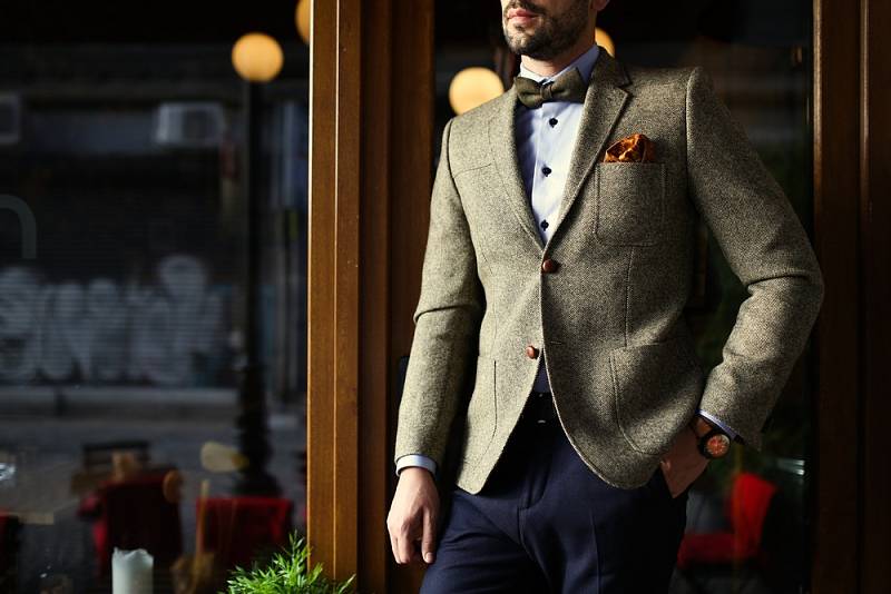 Smart Casual je styl, nejde o, jak se na většině pozvánek mylně uvádí, dress code. Jde o promyšlenou koncepci jednotlivých kusů oblečení. Cílem je vhodně zkombinovat neformální oděvy s těmi formálními.