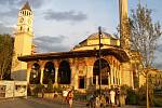 Edhem Beyova mešita z dob turecké nadvlády na Skanderbegově náměstí je jedna z mála sakrálních památek, která se dochovala. Režim náboženství zakázal. Albánie se stala jedinou oficiálně ateistickou zemí na světě.