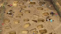 Ve dvaceti sedmi mikulovických hrobech našli vědci 900 jantarových předmětů, což je i v celoevropském měřítku výjimečné. 