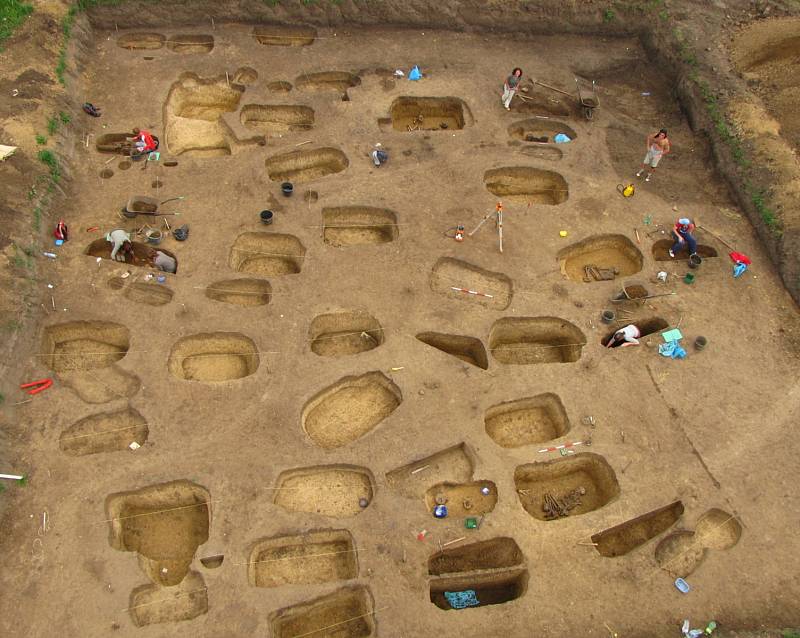 Ve dvaceti sedmi mikulovických hrobech našli vědci 900 jantarových předmětů, což je i v celoevropském měřítku výjimečné. 